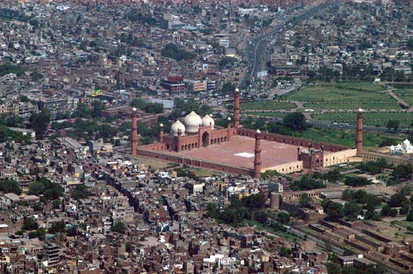 Badshahi Mosque, Lahore (1676) - one of the largest mosques in the world