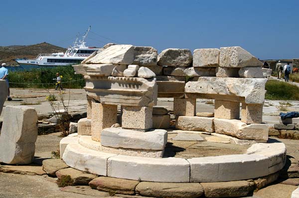 Monumental altar, Agora Kombetialiston, Delos