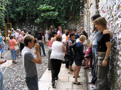 Casa di Giulietta: hordes of tourists