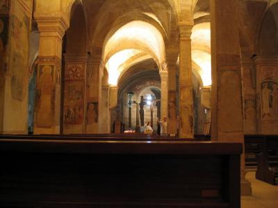 San Fermo: Lower church with Romanesque frescoes