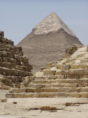Chephren between Queens Pyramids.JPG