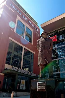 u47/dan_wolf/medium/30718464.lambeau_01.jpg