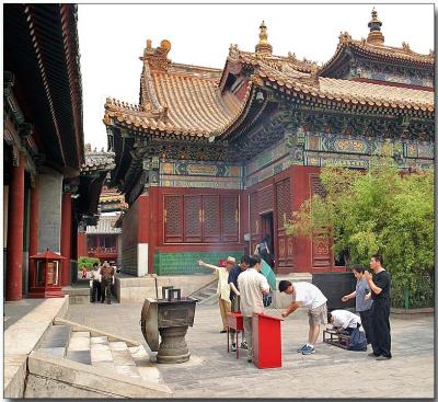 Yonghe Lamasery - Offering prayers