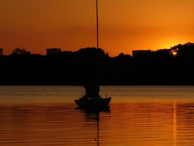 u47/fz10group/medium/30100138.boat_sunset.jpg
