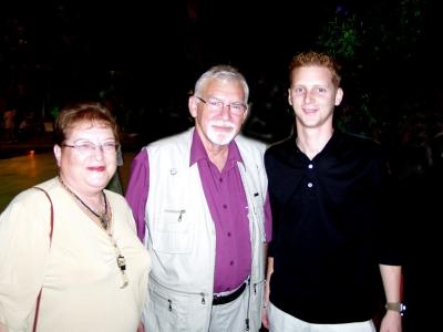 Beni Chayets Saitowits with wife and son Tal.jpg