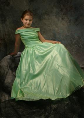 u47/gsbana/medium/30183356.greendress.jpg