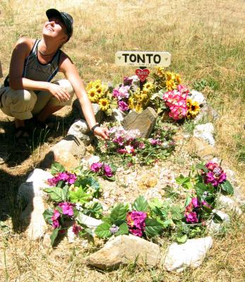 Leah lays flowers on Tonto's grave