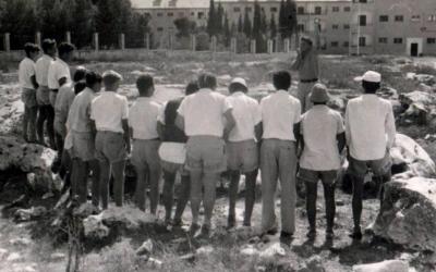 ביקור בתערוכת כיבוש השממה - 1953 - מטילים מים עפ פקודה