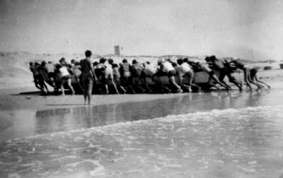 מוציאים סירה לים - במחנה הימי בירקון - 49