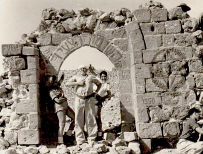 אורי, רותי, ונירה בשער המצדה - 1950
