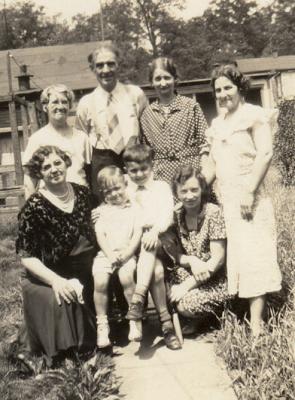 F55CarrieBobandOthersatSewardPa1935.jpg