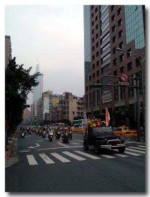 2003/12/18,第二次抗議。開路車。