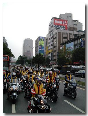 2003/12/18,第二次抗議。眾怒難平,一起來抗議。