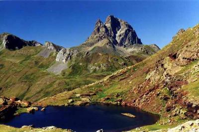 Pic d'Ossau et l'un des lacs d'Anayet