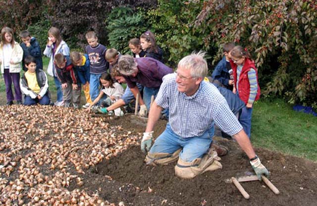 Anton de Vroomen met de kinderen