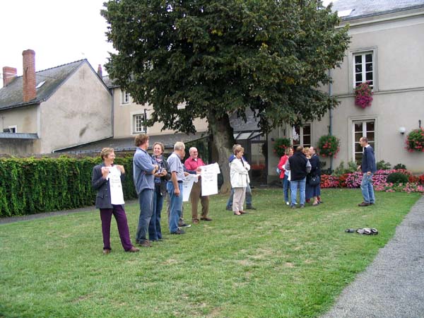 Achter het gemeentehuis