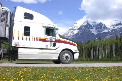 Truck and Mt. Robson (DSCN4430.JPG)
