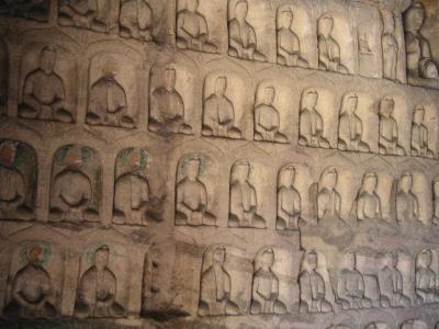 Cave 21 - lots of Buddhas