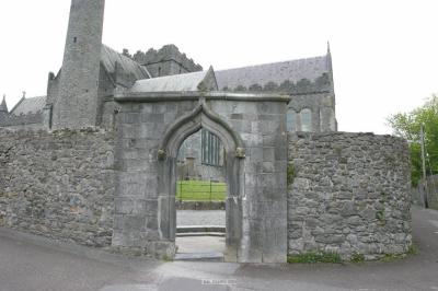 002_St_canices_cathedral_wall.jpg