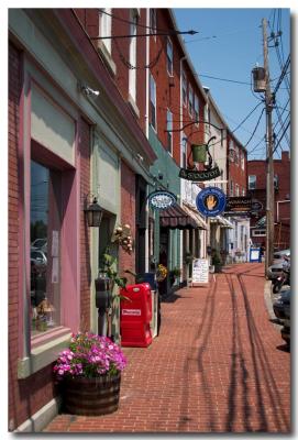 u47/pderocco/medium/31952861.04070107Portsmouthshopscopy.jpg