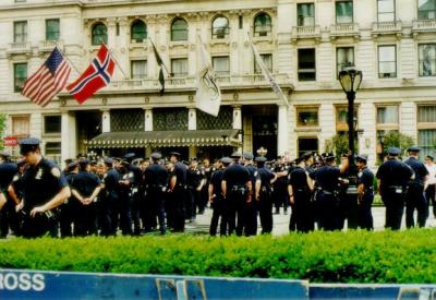 u47/photos75/medium/33980002.5thAnenuePortoRicanParadeCops.jpg