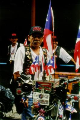 u47/photos75/medium/33980036.5thAnenuePortoRicanParadeManandhismotorcycle.jpg