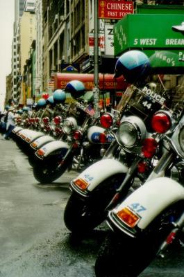 u47/photos75/medium/33980075.5thAnenuePortoRicanParadeMotorcycles.jpg