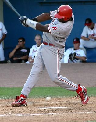 Ryan Howard fouls pitch off his foot, Ouch!