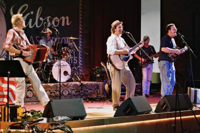 The Come Alongs at the Gibson Bluegrass Showcase