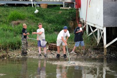 u47/sloopjohne/medium/30695392.IMG_0114_crabbing_tighlman_lores.jpg