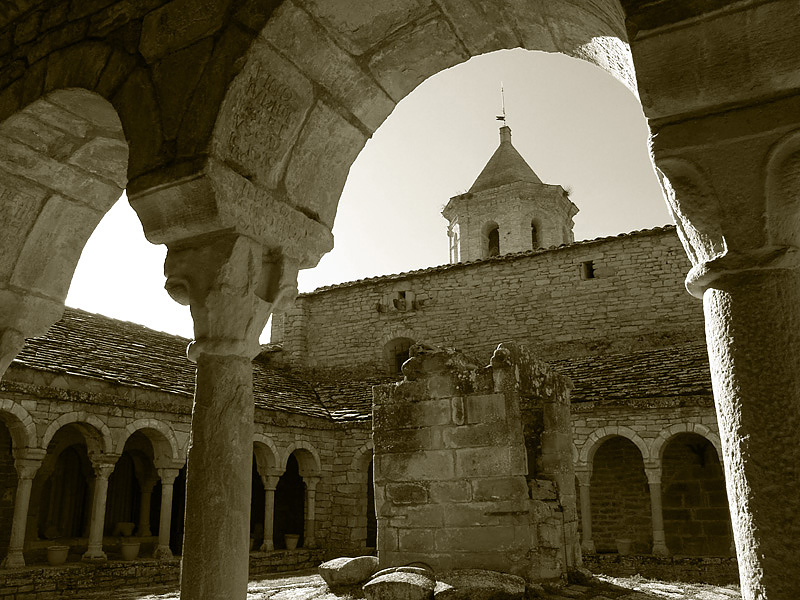 <b>Romanesque cloister* </b><br><font size=2> by JesusV</font>