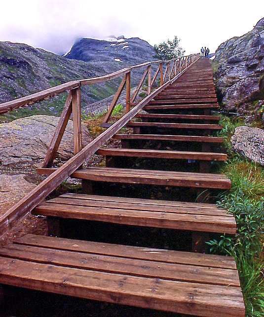 <B>Up the stairs</B><BR><FONT size=2>by Moti</FONT>