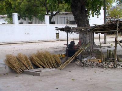 Ilha de Mocambique - broom salesman