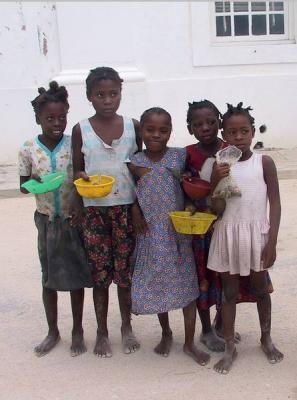 Ilha de Mocambique - girls collecting shellfish