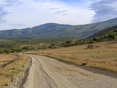 2005.02.14.serengeti.mountain.road.jpg