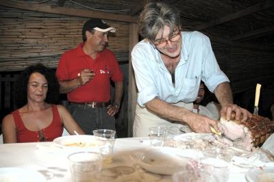 Angela e Roberto, prossimo equipaggio. Luigi Scarnicchia affetta il maialino