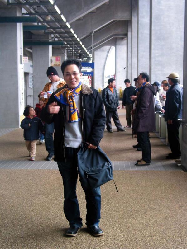 Ryu weariing the JA scarf to identify the FANS!!