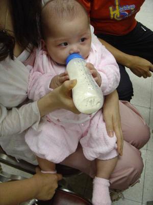 Hold the bottle (27-6-2004)