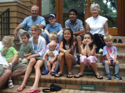 u47/waterhead/medium/33998980.GrandpaandGrandmaandGrandkidsr.jpg