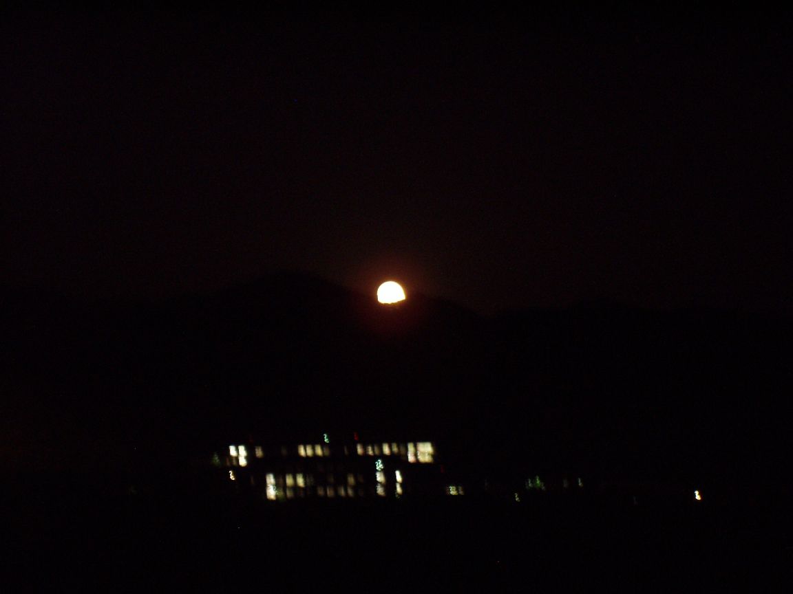 Watching Tsuki-san rise over the Shirakawa reservoir on the way back to Nara.