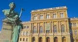 Statue of Szarvas Gbor and the building of the Academy/Szarvas Gbor szobra a tudomnyos akadmia eltt