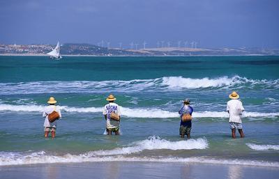 pescadores esperando o melhor momento para jogar a rede, praia do Iguape