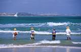 pescadores esperando o melhor momento para jogar a rede, praia do Iguape
