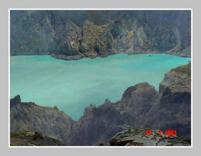 Ijen lake from the rim