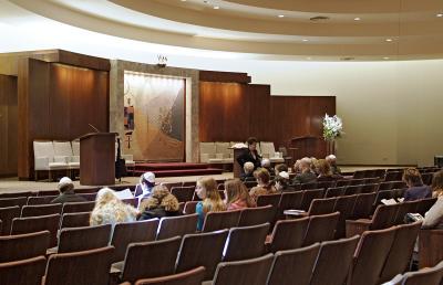 before Friday services Temple Sinai