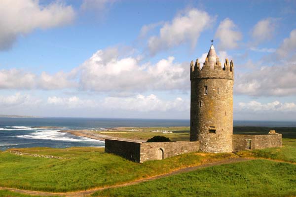 Doonagore Castle (15C)