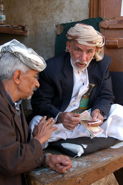 Counting money, Sana'a souq