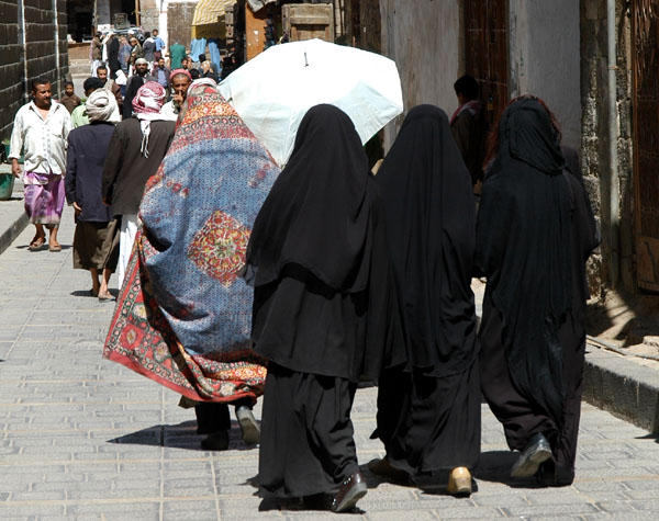 Women on the street, Sana'a