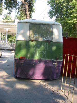 Bus as stage decor, at the Promenade