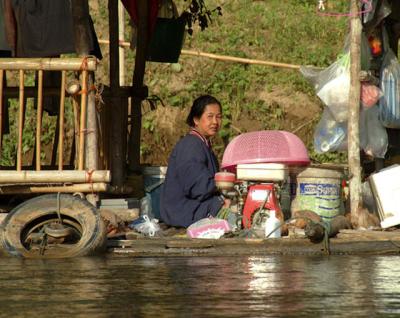 u48/clarkl/medium/37384420.em20041104dscf5496ThailandRiverKwaiMorningViewRiverHome.jpg